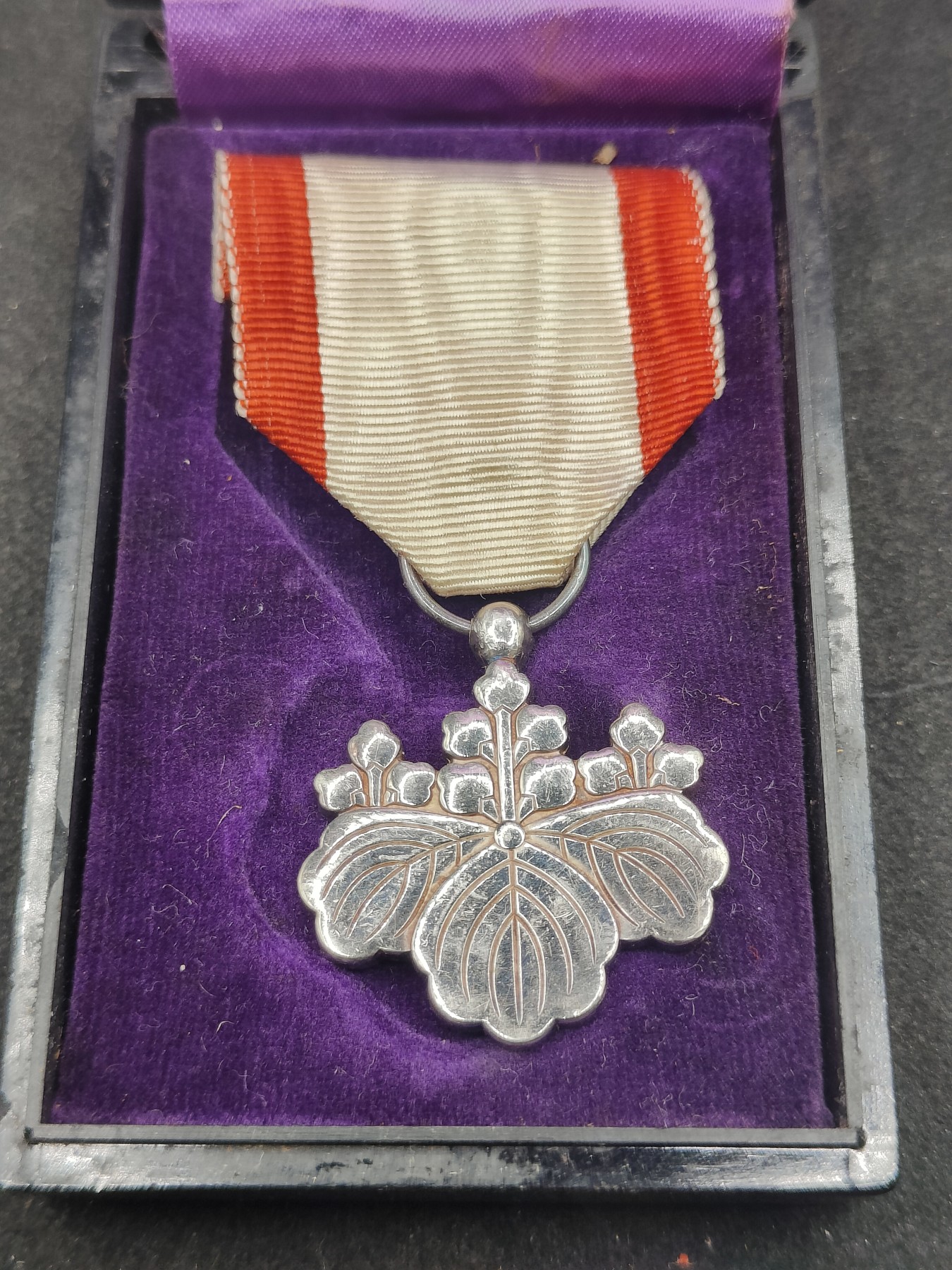 全场0元起拍 第122期 咸鱼国勋章拍卖专场 1月3日（周三）下午6：00开始 日本战时白叶章银制带盒-