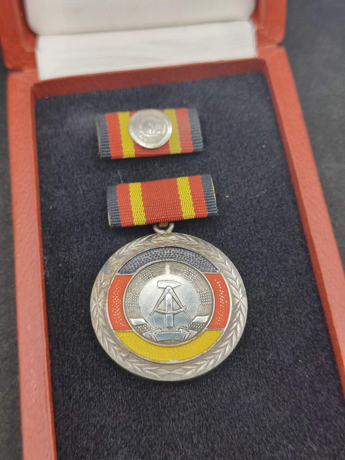 全场0元起拍 第122期 咸鱼国勋章拍卖专场 1月3日（周三）下午6：00开始 东德 共和国功绩奖章带盒略