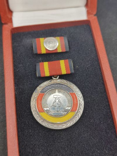 全场0元起拍 第122期 咸鱼国勋章拍卖专场 1月3日（周三）下午6：00开始 - 东德 共和国功绩奖章带盒略