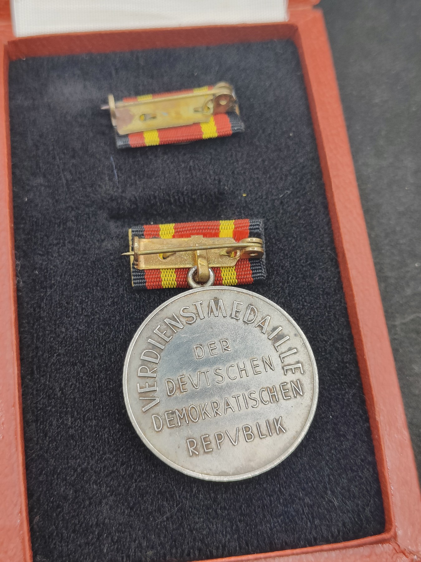 全场0元起拍 第122期 咸鱼国勋章拍卖专场 1月3日（周三）下午6：00开始 东德 共和国功绩奖章带盒略