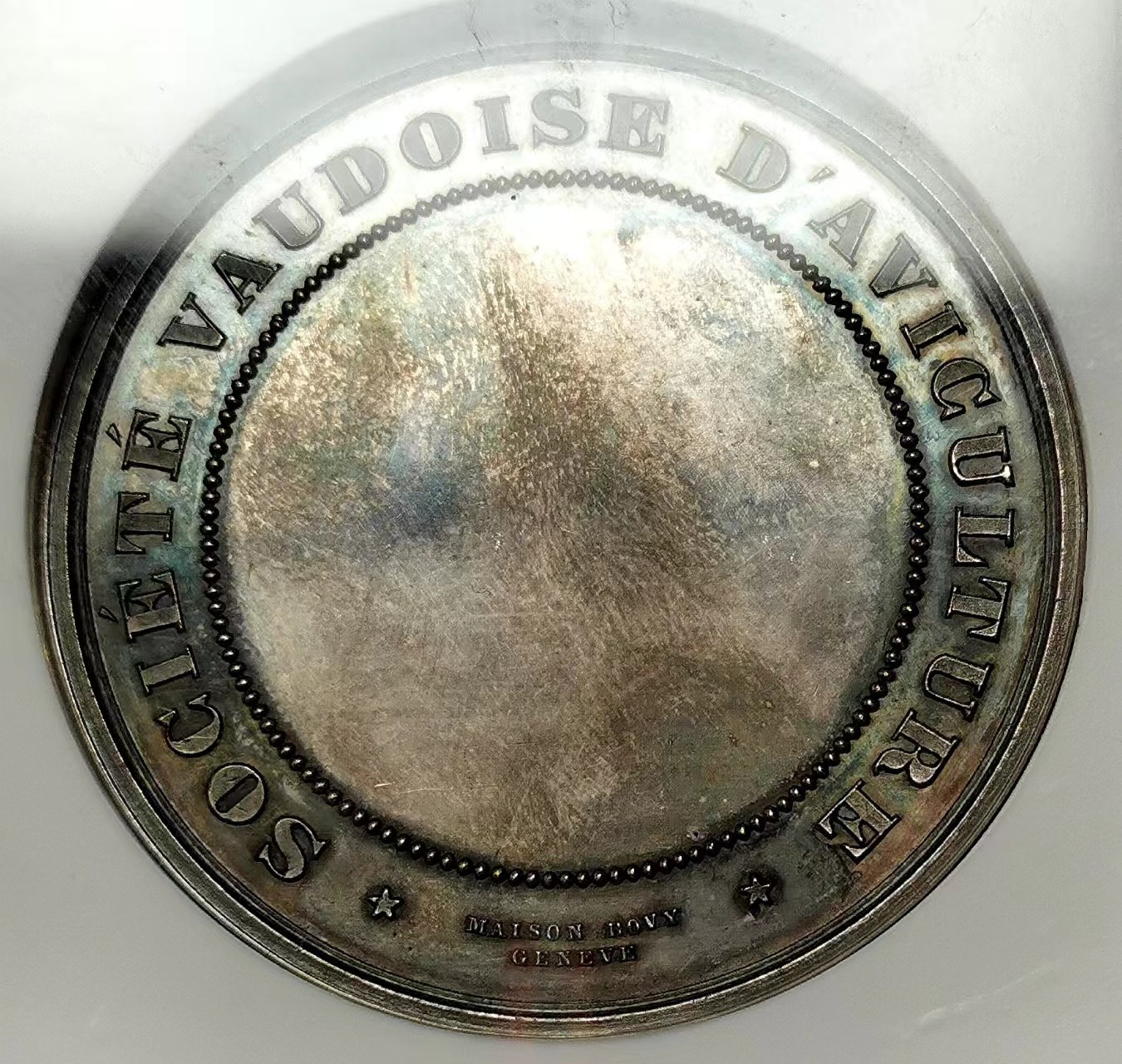 凡希万国世界钱币年度大拍第二季 NGC MS64 19世纪末瑞士鸟类文化协会小鸟破壳城市景观大银章 非常有意思的一枚 此章精度极高 原盒彩 极其少见 寓意深邃 40MM