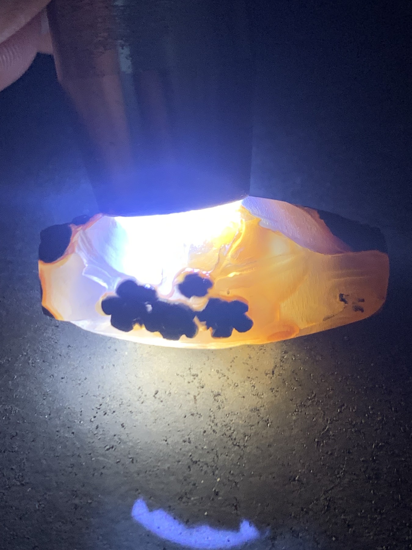 精美亚光高玉化巴西玛瑙手工俏色巧雕傲雪寒梅随形吊坠（把件）一个！