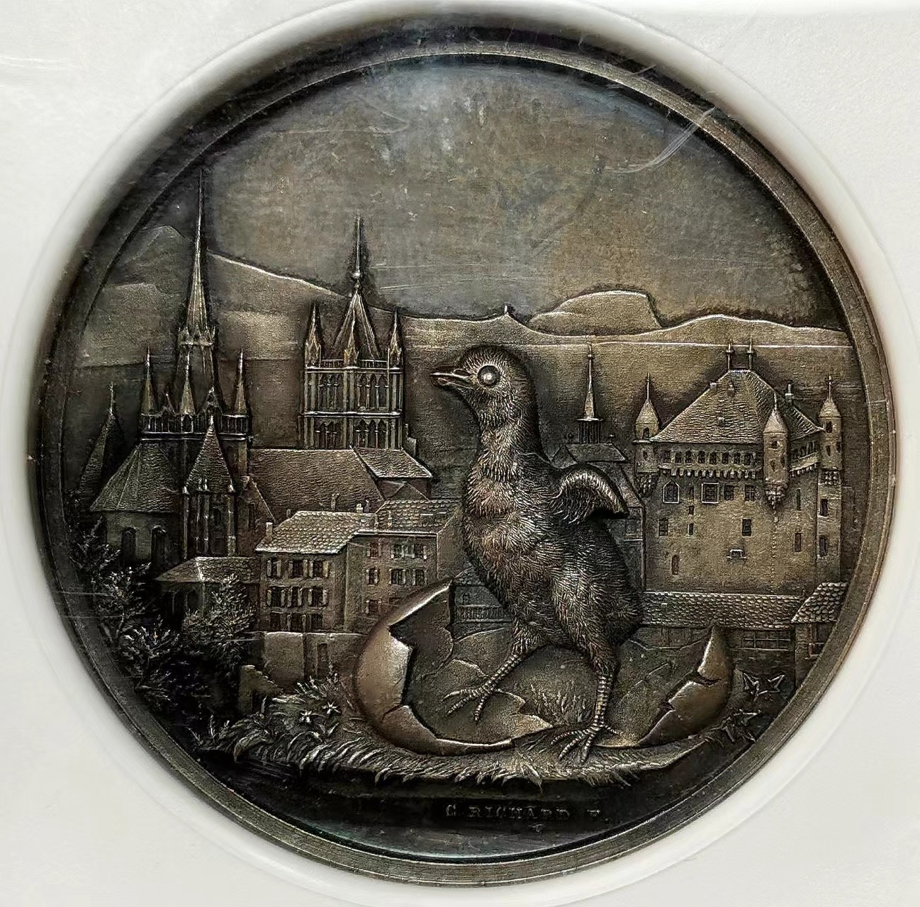 凡希万国世界钱币年度大拍第二季 NGC MS64 19世纪末瑞士鸟类文化协会小鸟破壳城市景观大银章 非常有意思的一枚 此章精度极高 原盒彩 极其少见 寓意深邃 40MM