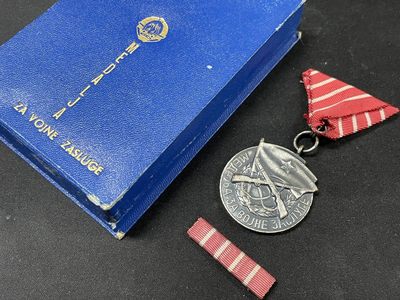 欢庆元旦，戎马世界章牌大赏第57期，元旦专场第二场 - 南斯拉夫军事功勋奖章，盒略齐全，少见带盒