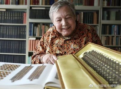 【Blue Auction】✨世界纸币精拍第413期【精】 【著名清钱学者及收藏家布威纳博士旧藏 反U版名品高分稀少】光绪元宝湖南省造 当十铜圆 PCGS AU55 非常难得的品相 受限于当时对英语的认知 HUNAN中的“U”拼写错误写成了“∩”该枚细节清晰 包浆浓郁 趣味十足 仅4枚更高分 布威纳青少年时期即被中国文化所吸引，大学毕业后赴中国教学并在香港生活多年。布威纳毕生致力于我国清代钱币研究，著成《清钱编年谱全集》，2021年11月在香港逝世