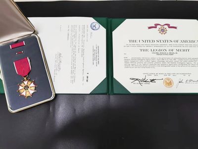 老王徽章拍卖第二十一期 - 美国带证书骑士级功绩军团勋章  原盒带略，带嘉奖信、授勋备忘录等，授予陆军上校罗斯科·斯万，表彰其在1986-1987年任职国防部情报署监察长时的敬业表现，罗斯克·斯万上校于2009年去世，本场拍品含有其获得的其它勋赏，敬请关注！