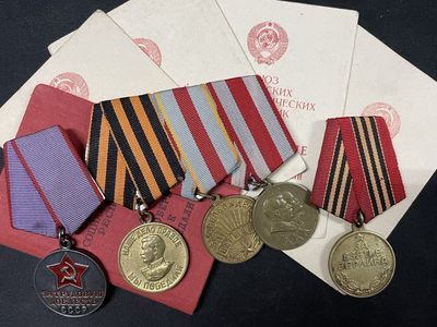 欢庆元旦，戎马世界章牌大赏第57期，元旦专场第二场 - 苏联劳动英勇、攻克柏林、解放华沙、战胜德国、建军30周年奖章套章，均带证，获得者为国安部下士，战德，解放华沙，攻克柏林均由NKVD联络处签发，建军30由国家安全部签发（МГБ）