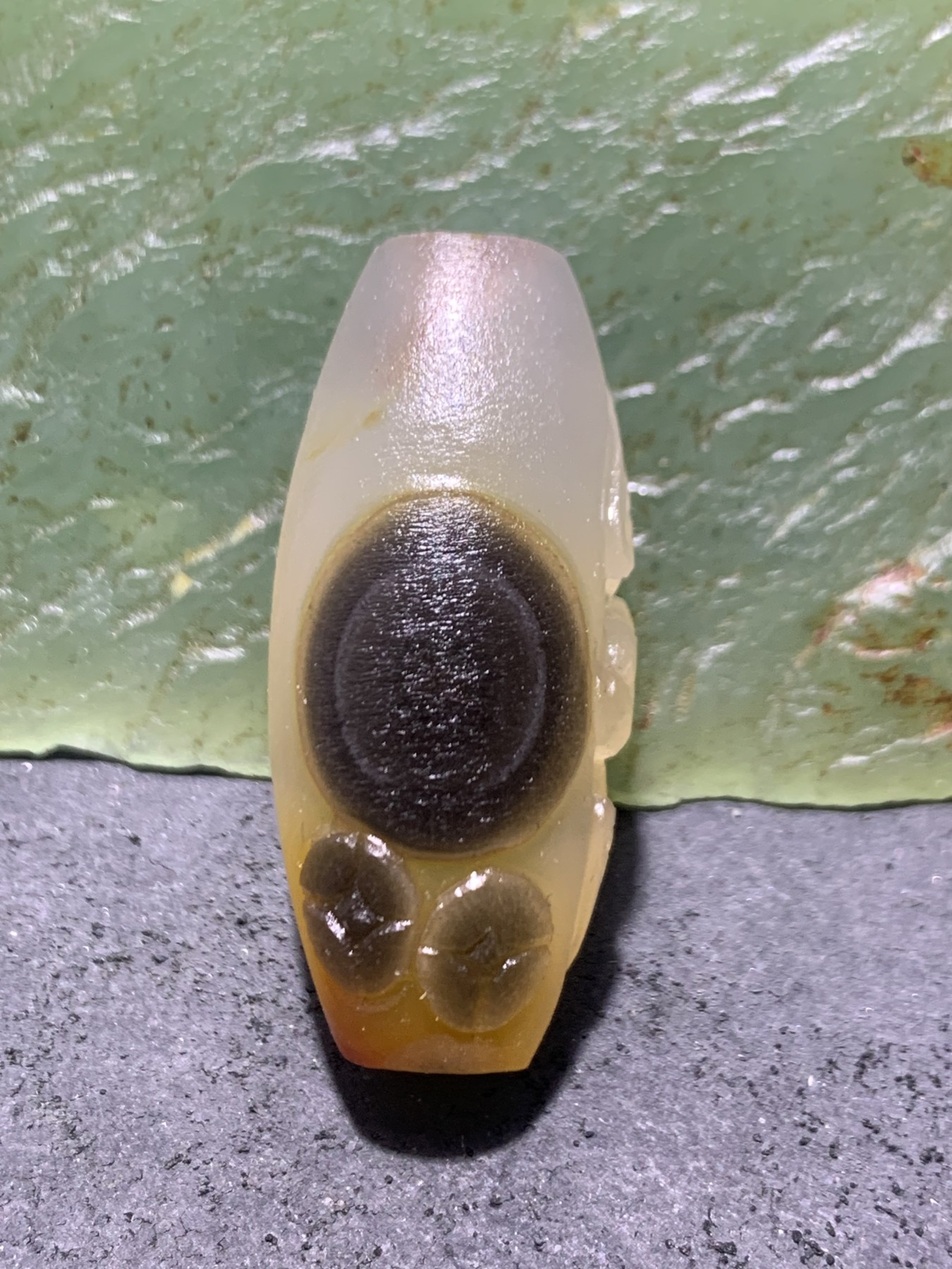 精美亚光高玉化天眼纹巴西玛瑙手工俏色巧雕蝙蝠钱币随形吊坠（把件）一个！