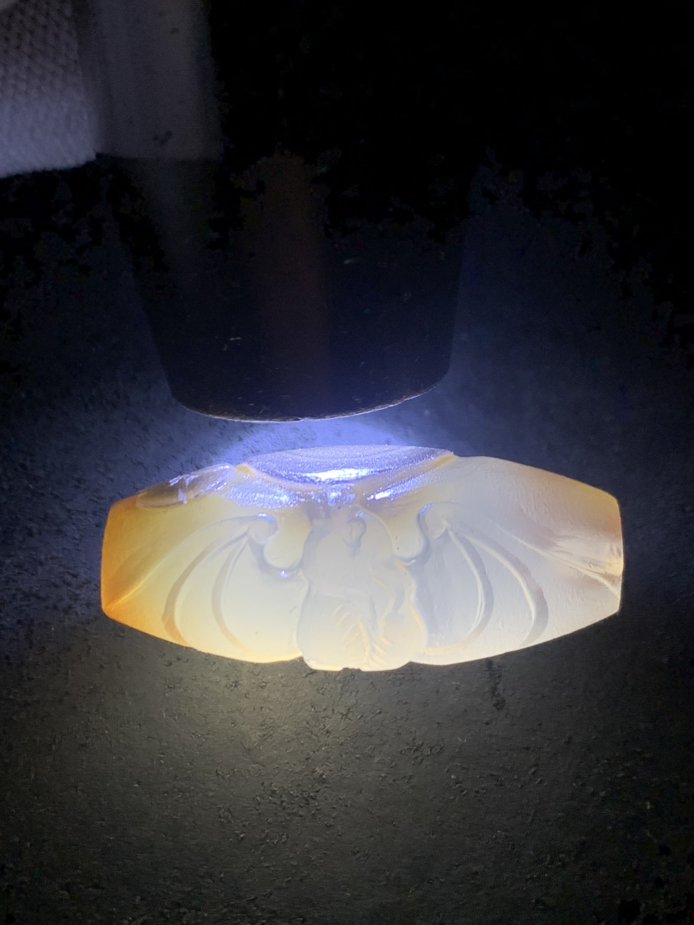 精美亚光高玉化天眼纹巴西玛瑙手工俏色巧雕蝙蝠钱币随形吊坠（把件）一个！