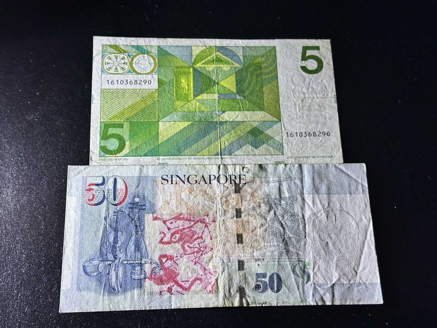 《外钞收藏家》第三百二十七期（连拍第四场） 1973年荷兰人像版5盾+新加坡纸币人像版50元 2张一起 非全新