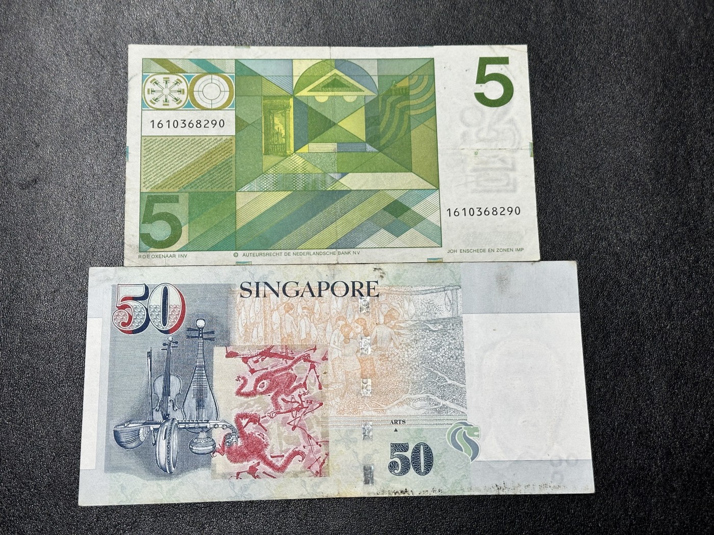 《外钞收藏家》第三百二十七期（连拍第四场） 1973年荷兰人像版5盾+新加坡纸币人像版50元 2张一起 非全新