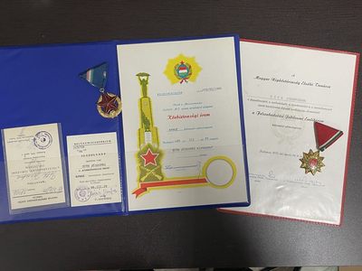 欢庆元旦，戎马世界章牌大赏第57期，元旦专场第二场 - 匈牙利人民共和国金级公共安全奖章与解放五十周年奖章套章，大小证书齐全，封面完整，少见授予女性得主约瑟夫妮·托特