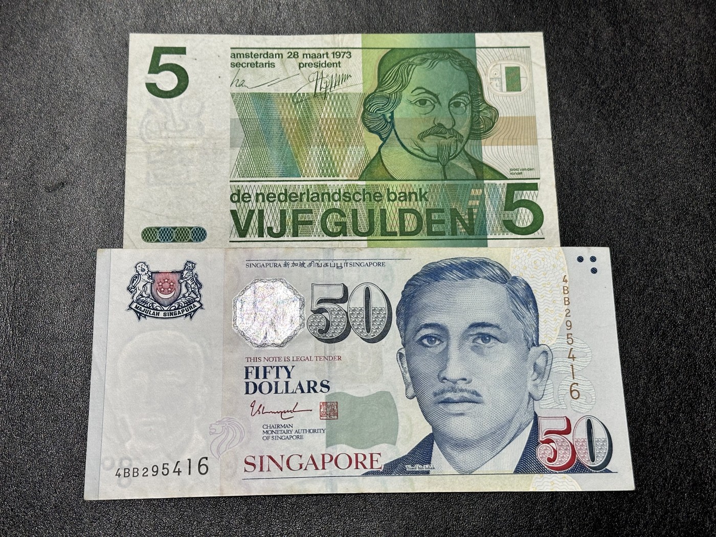 《外钞收藏家》第三百二十七期（连拍第四场） 1973年荷兰人像版5盾+新加坡纸币人像版50元 2张一起 非全新