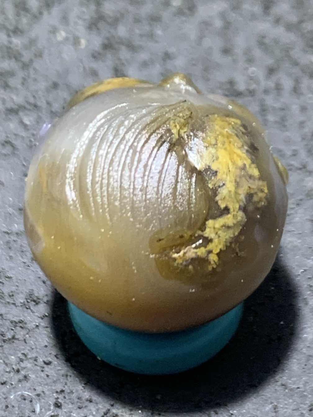 精美亚光原皮战国红玛瑙手工俏色巧雕童子随形圆珠一个，