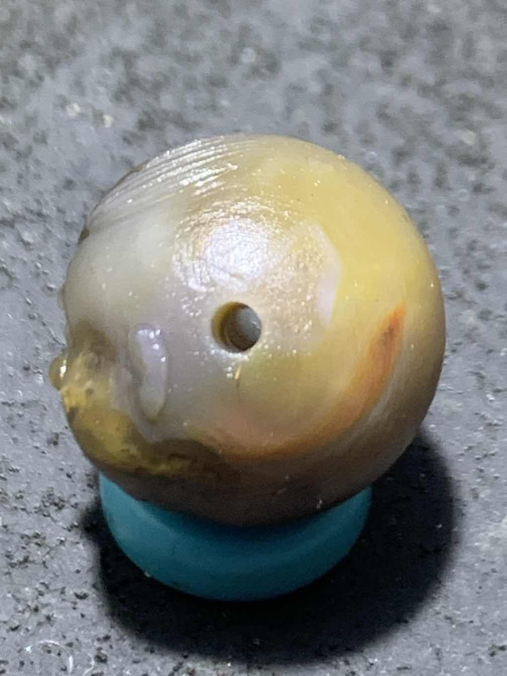 精美亚光原皮战国红玛瑙手工俏色巧雕童子随形圆珠一个，