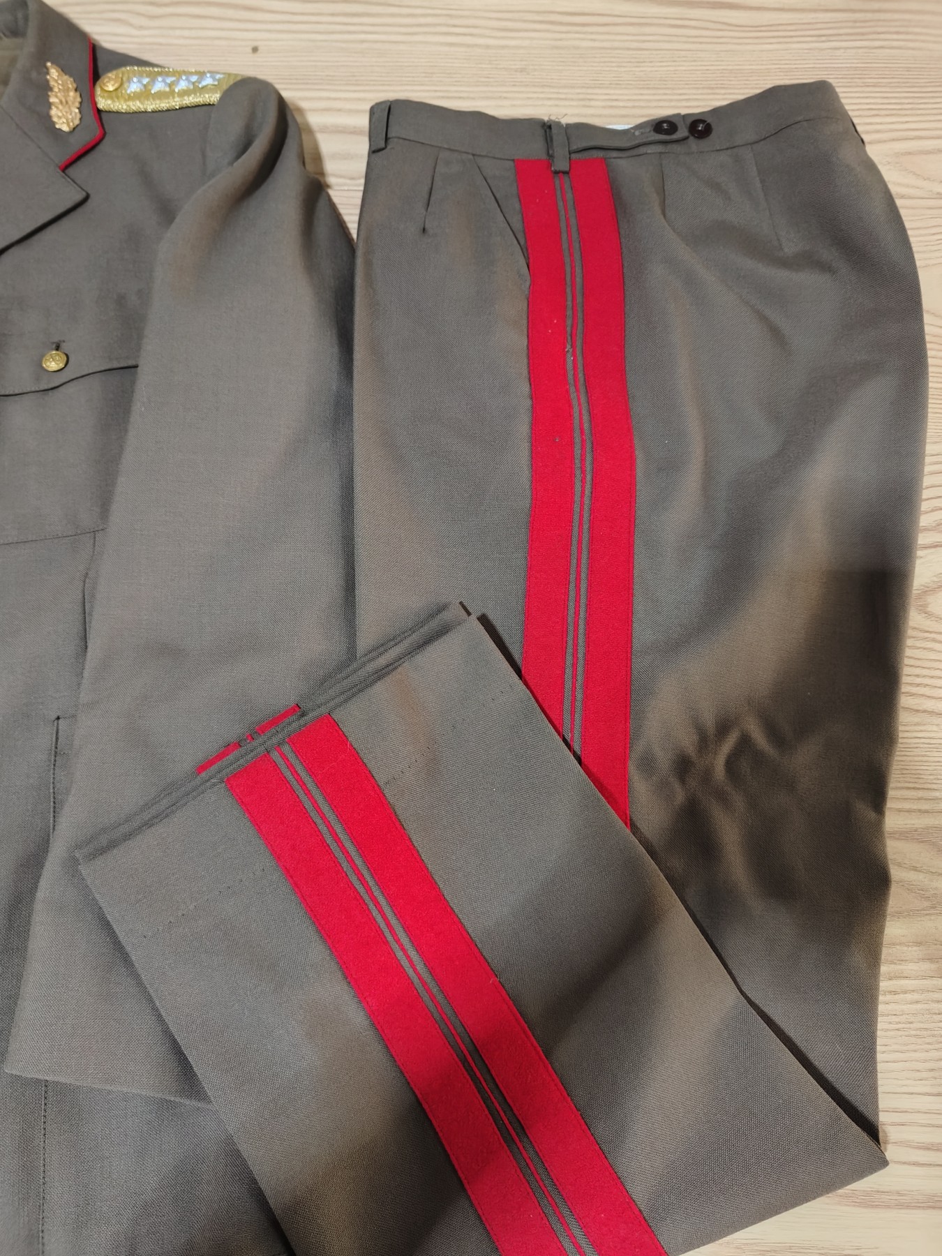 全场0元起拍 第123期 咸鱼国勋章拍卖专场 1月7日（周日）下午6：00开始 匈牙利陆军大将常服 胸围104 肩宽47 衣长78 袖长62 腰围80 裤长100 LajosCzinege齐奈盖·拉约什 匈牙利陆军大将国防部长政治局委员副总理