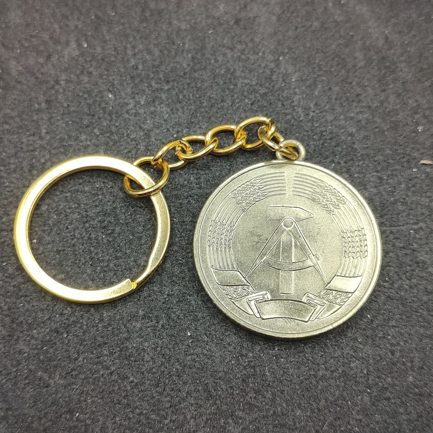 全场0元起拍 第123期 咸鱼国勋章拍卖专场 1月7日（周日）下午6：00开始 东德纪念章改钥匙链