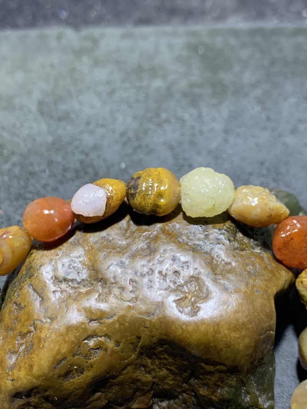 精美阿拉善多宝石原石手串一条，