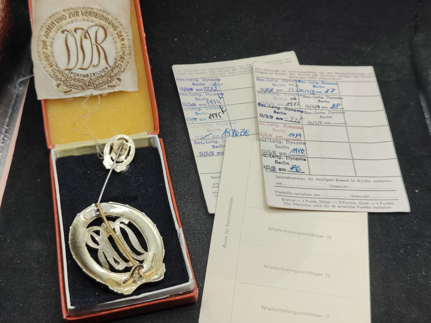 全场0元起拍 第123期 咸鱼国勋章拍卖专场 1月7日（周日）下午6：00开始 东德mfs 史塔西国安中校 金级体能章带盒略带三张证书