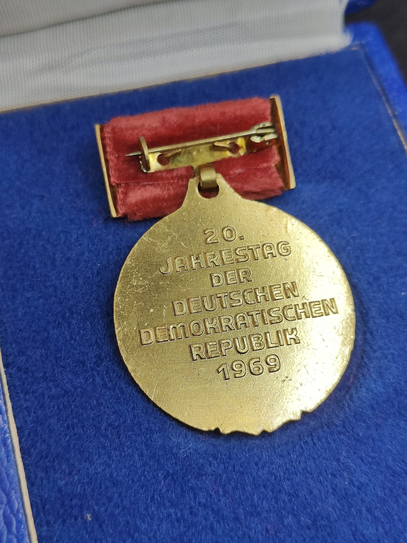 全场0元起拍 第123期 咸鱼国勋章拍卖专场 1月7日（周日）下午6：00开始 稀有 早期铜珐琅良好做工 东德建国20周年纪念章