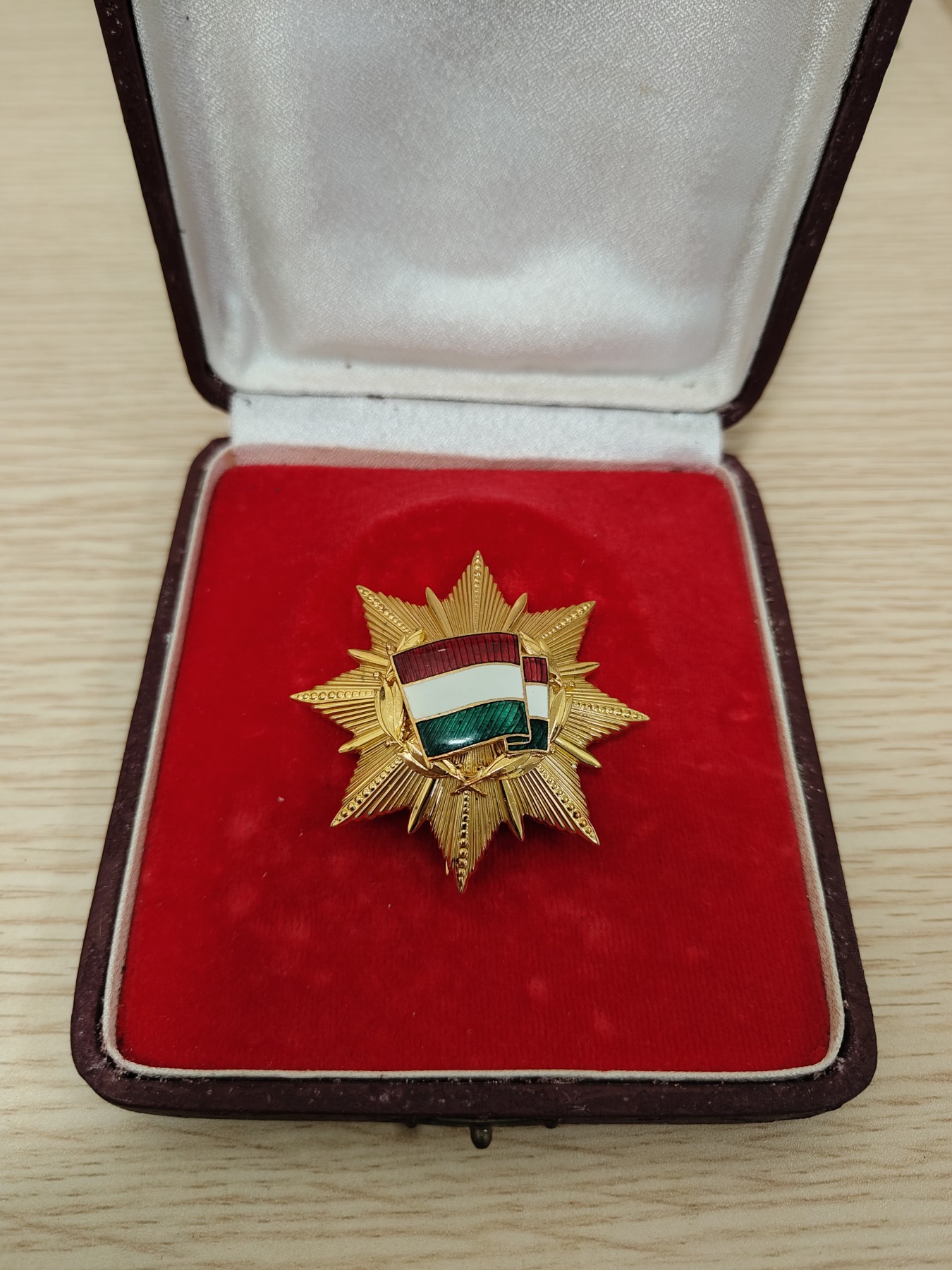 全场0元起拍 第123期 咸鱼国勋章拍卖专场 1月7日（周日）下午6：00开始 匈牙利人民共和国国旗勋章稀少高级荣誉铜镀金珐琅 带盒 多颁发给匈牙利和苏东阵营将官等高级军官