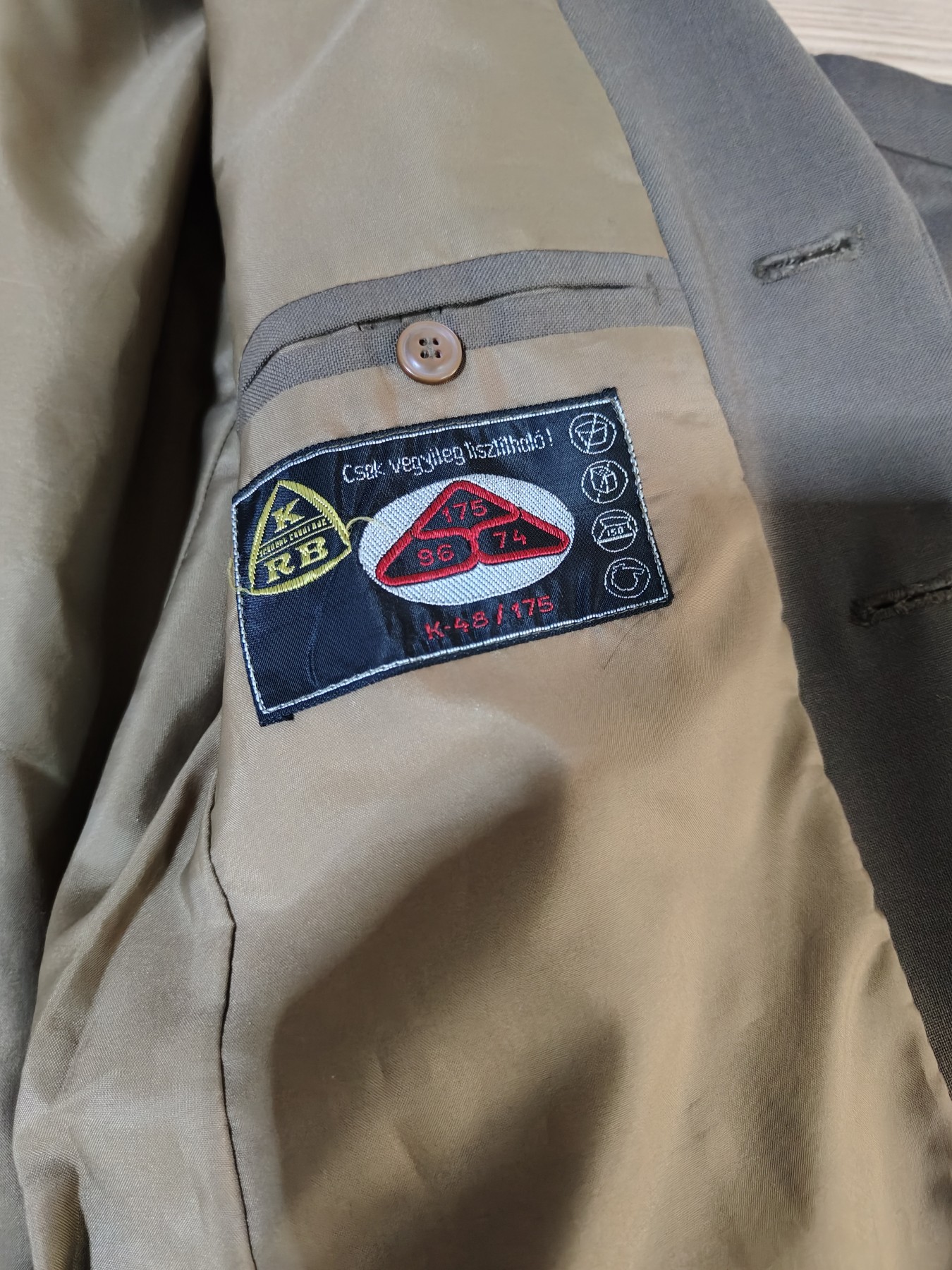 全场0元起拍 第123期 咸鱼国勋章拍卖专场 1月7日（周日）下午6：00开始 匈牙利陆军大将常服 胸围104 肩宽47 衣长78 袖长62 腰围80 裤长100 LajosCzinege齐奈盖·拉约什 匈牙利陆军大将国防部长政治局委员副总理