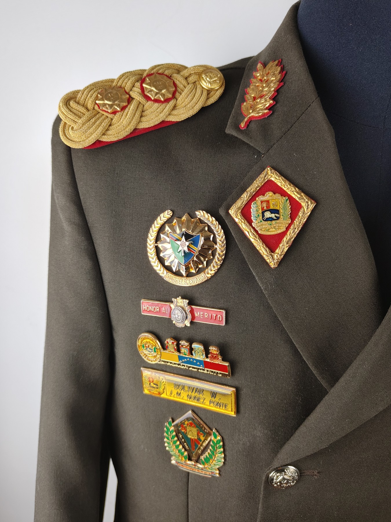 全场0元起拍 第123期 咸鱼国勋章拍卖专场 1月7日（周日）下午6：00开始 委内瑞拉将官常礼服稀少全套 图中星芒章与大檐帽为参考不算在内 胸围98 肩宽44 衣长76 袖长59 腰围84 裤长99