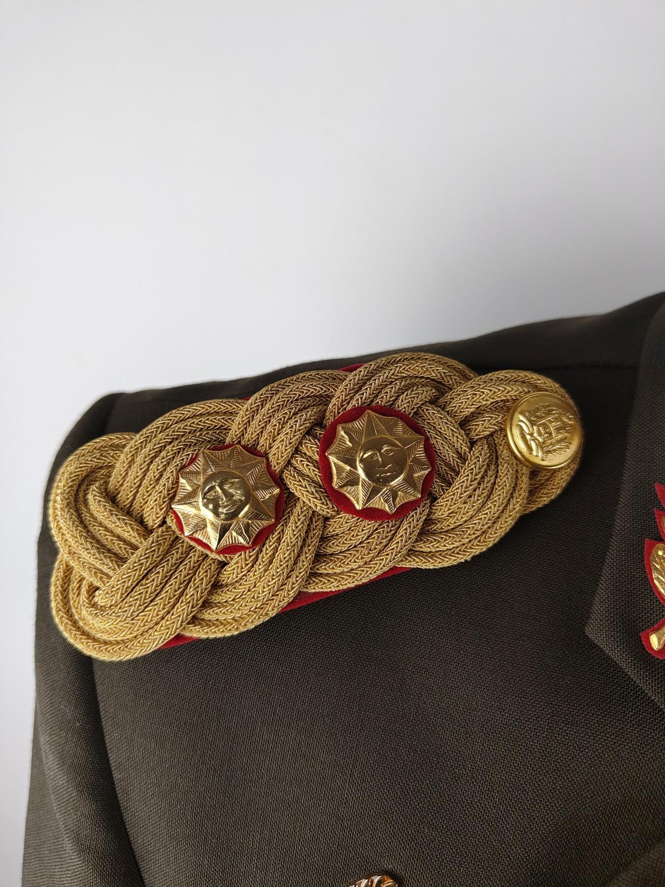 全场0元起拍 第123期 咸鱼国勋章拍卖专场 1月7日（周日）下午6：00开始 委内瑞拉将官常礼服稀少全套 图中星芒章与大檐帽为参考不算在内 胸围98 肩宽44 衣长76 袖长59 腰围84 裤长99