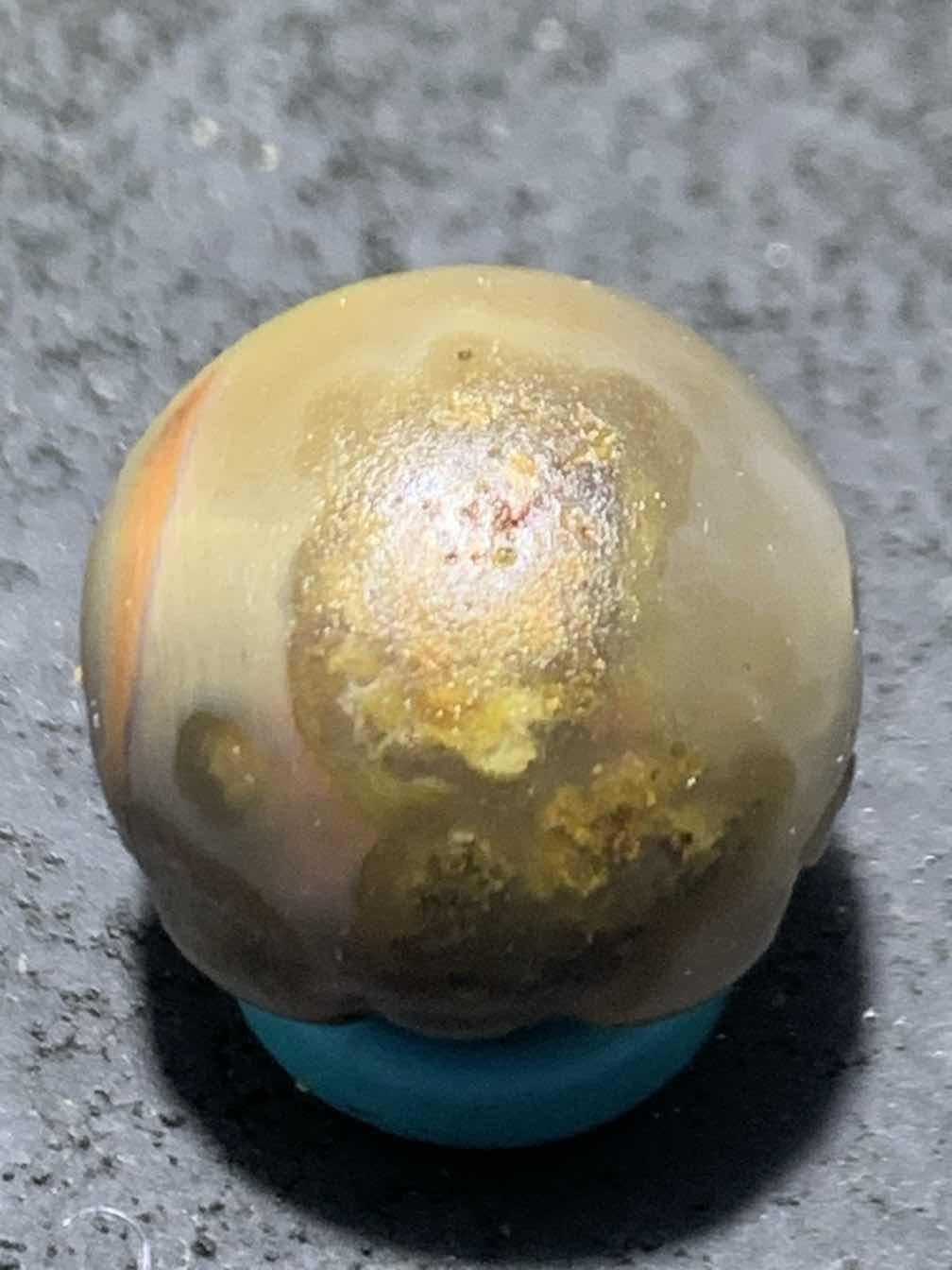 精美亚光原皮战国红玛瑙手工俏色巧雕童子随形圆珠一个，