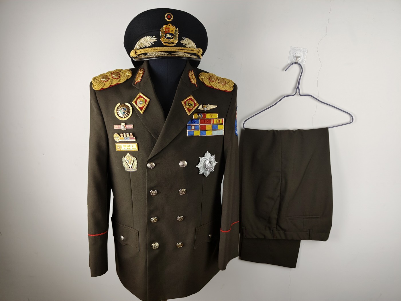 全场0元起拍 第123期 咸鱼国勋章拍卖专场 1月7日（周日）下午6：00开始 委内瑞拉将官常礼服稀少全套 图中星芒章与大檐帽为参考不算在内 胸围98 肩宽44 衣长76 袖长59 腰围84 裤长99