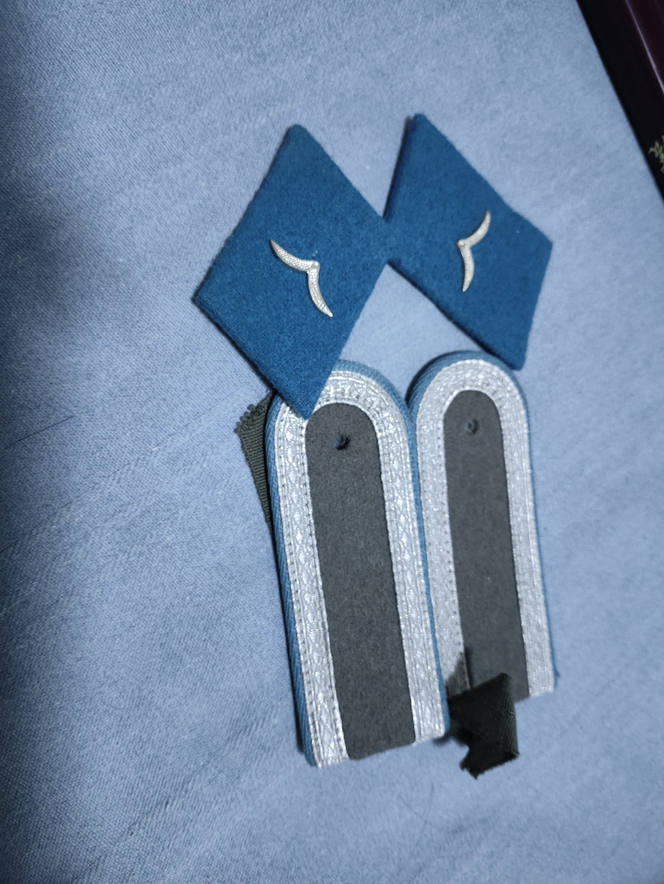 仁孝堂徽章红藏拍卖(第一场) 东德原品 空军领章+肩章一对 全新