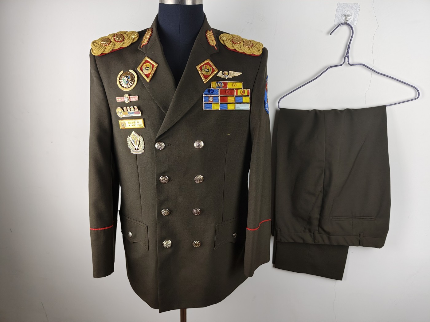 全场0元起拍 第123期 咸鱼国勋章拍卖专场 1月7日（周日）下午6：00开始 委内瑞拉将官常礼服稀少全套 图中星芒章与大檐帽为参考不算在内 胸围98 肩宽44 衣长76 袖长59 腰围84 裤长99