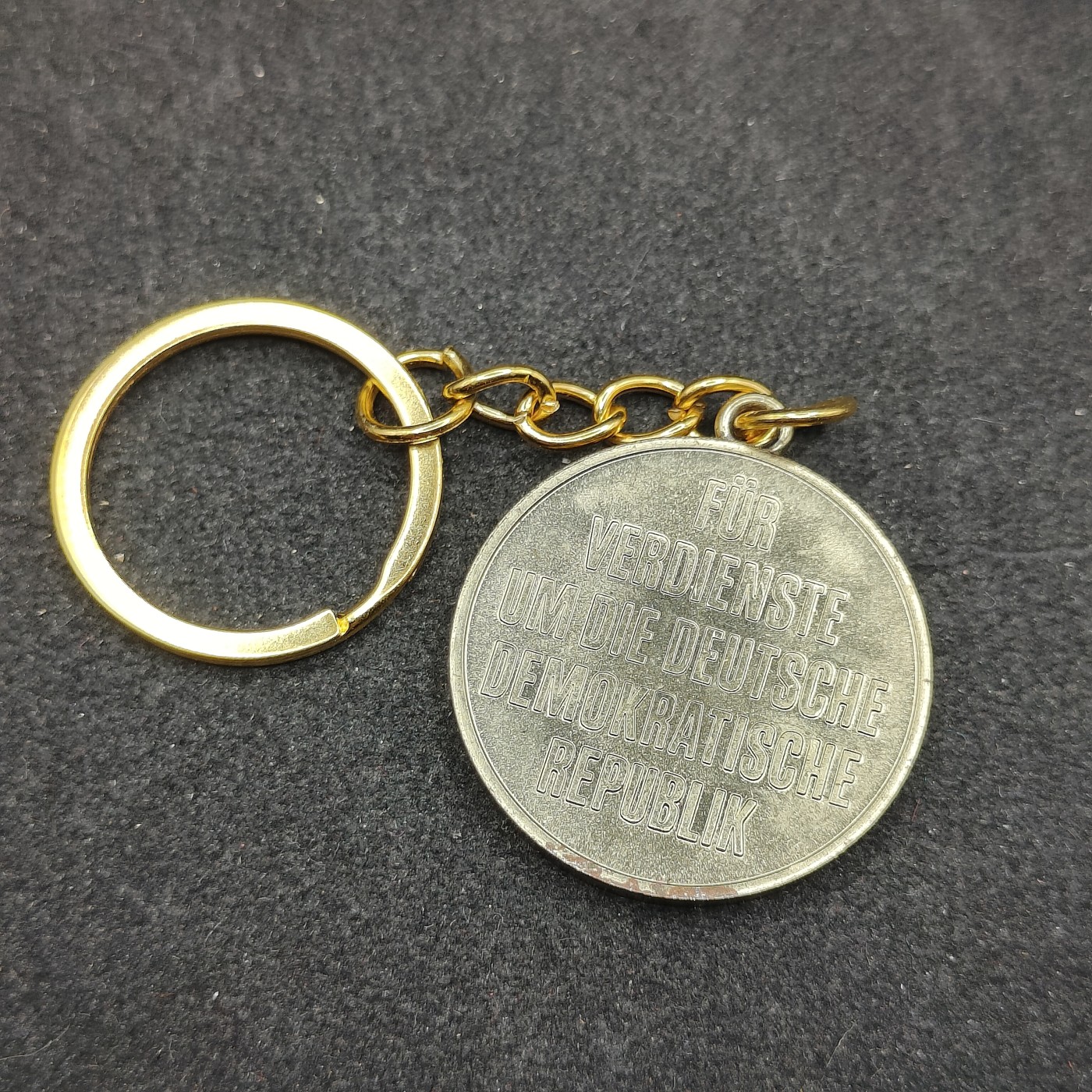 全场0元起拍 第123期 咸鱼国勋章拍卖专场 1月7日（周日）下午6：00开始 东德纪念章改钥匙链