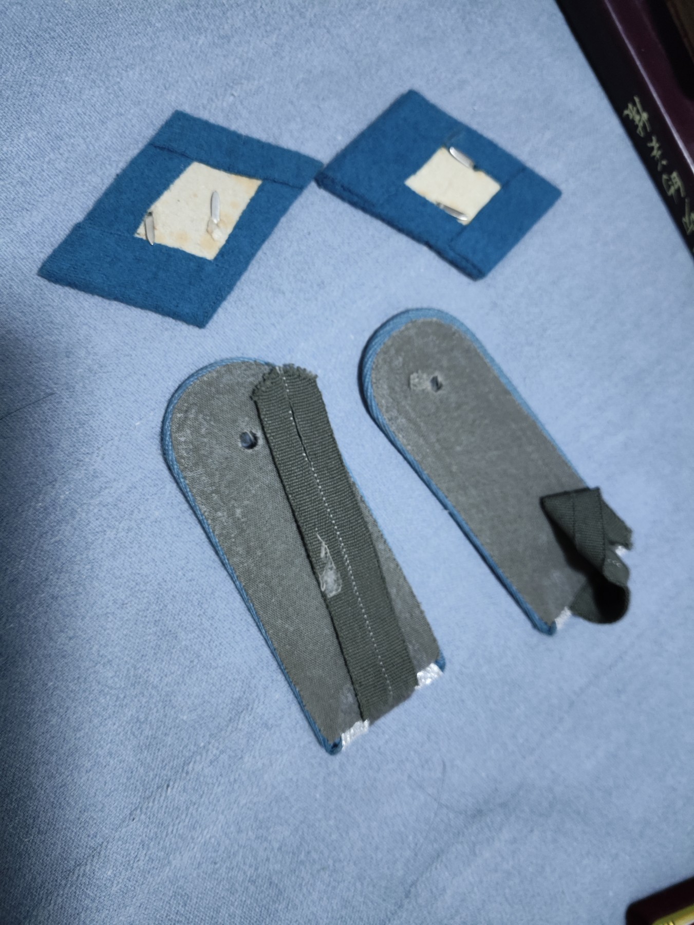 仁孝堂徽章红藏拍卖(第一场) 东德原品 空军领章+肩章一对 全新