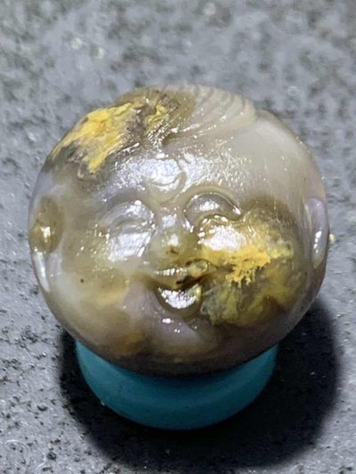 精美亚光原皮战国红玛瑙手工俏色巧雕童子随形圆珠一个， - 精美亚光原皮战国红玛瑙手工俏色巧雕童子随形圆珠一个，