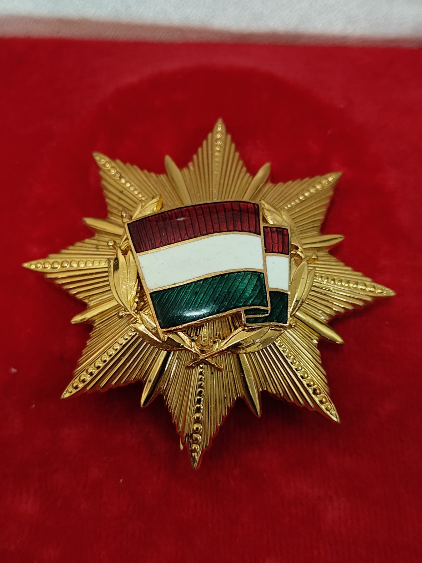 全场0元起拍 第123期 咸鱼国勋章拍卖专场 1月7日（周日）下午6：00开始 匈牙利人民共和国国旗勋章稀少高级荣誉铜镀金珐琅 带盒 多颁发给匈牙利和苏东阵营将官等高级军官