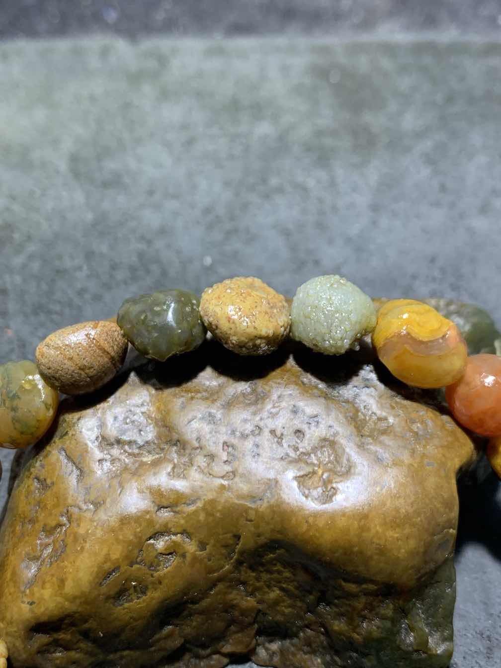 精美阿拉善多宝石原石手串一条，