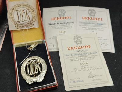 全场0元起拍 第123期 咸鱼国勋章拍卖专场 1月7日（周日）下午6：00开始 - 东德mfs 史塔西国安中校 金级体能章带盒略带三张证书