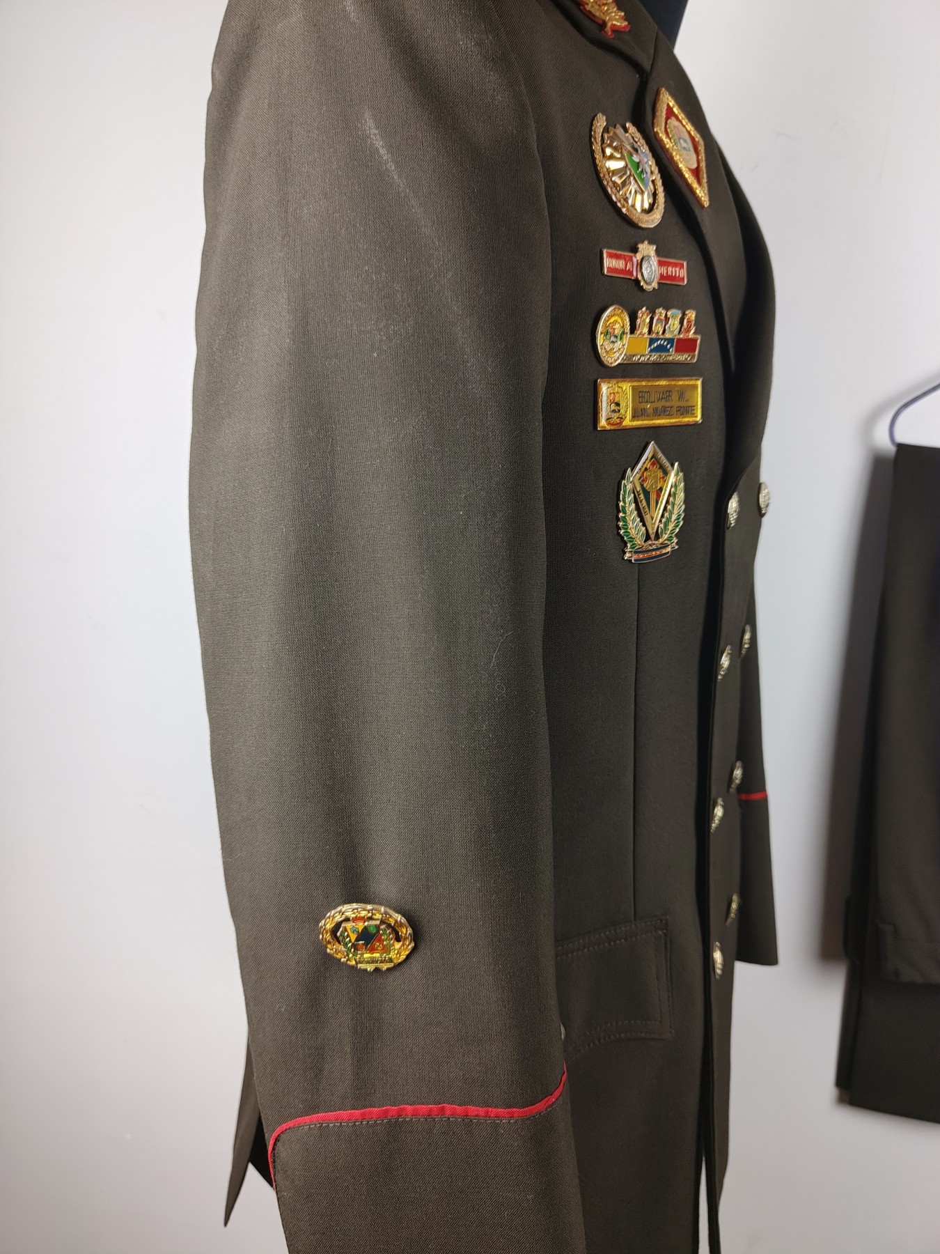 全场0元起拍 第123期 咸鱼国勋章拍卖专场 1月7日（周日）下午6：00开始 委内瑞拉将官常礼服稀少全套 图中星芒章与大檐帽为参考不算在内 胸围98 肩宽44 衣长76 袖长59 腰围84 裤长99