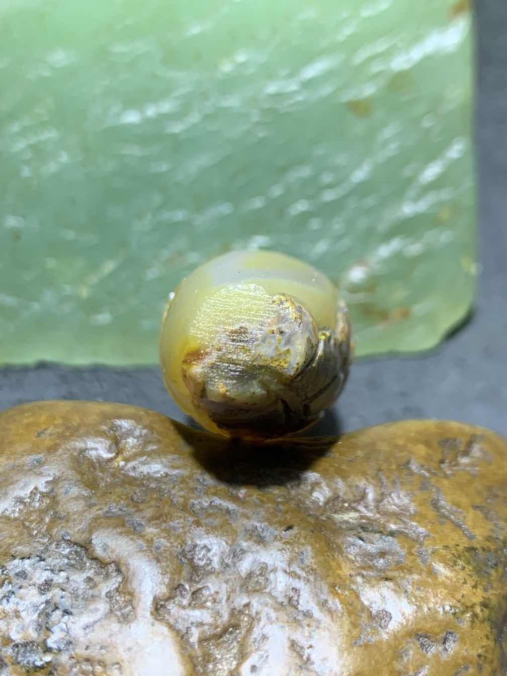 精美亚光蒙料草花纹战国红玛瑙高润度雕刻鲤鱼吊坠（把件)一个！
