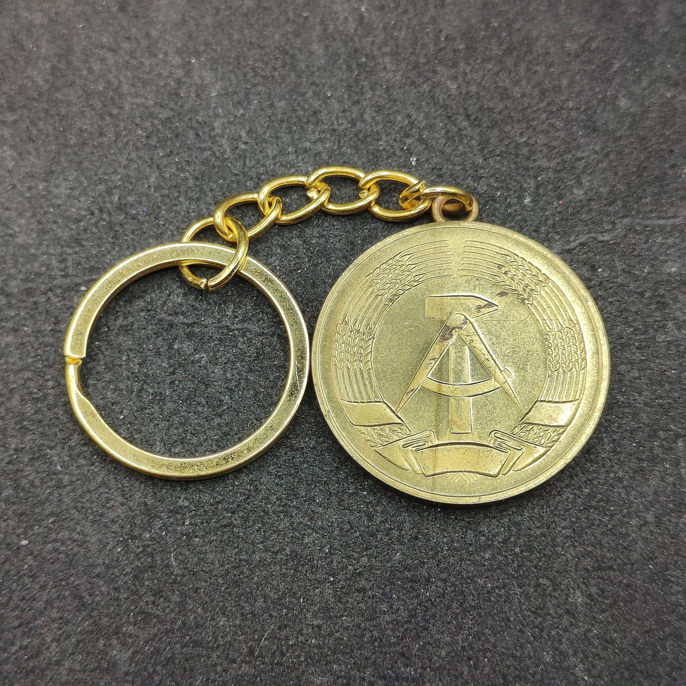 全场0元起拍 第123期 咸鱼国勋章拍卖专场 1月7日（周日）下午6：00开始 东德纪念章改钥匙链