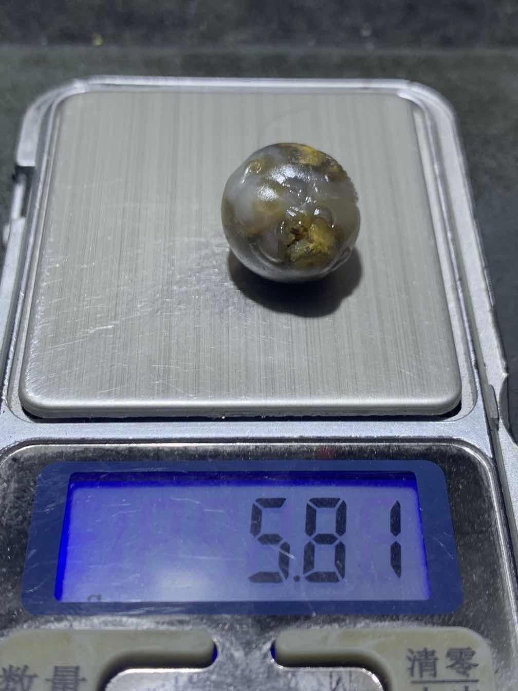 精美亚光原皮战国红玛瑙手工俏色巧雕童子随形圆珠一个，