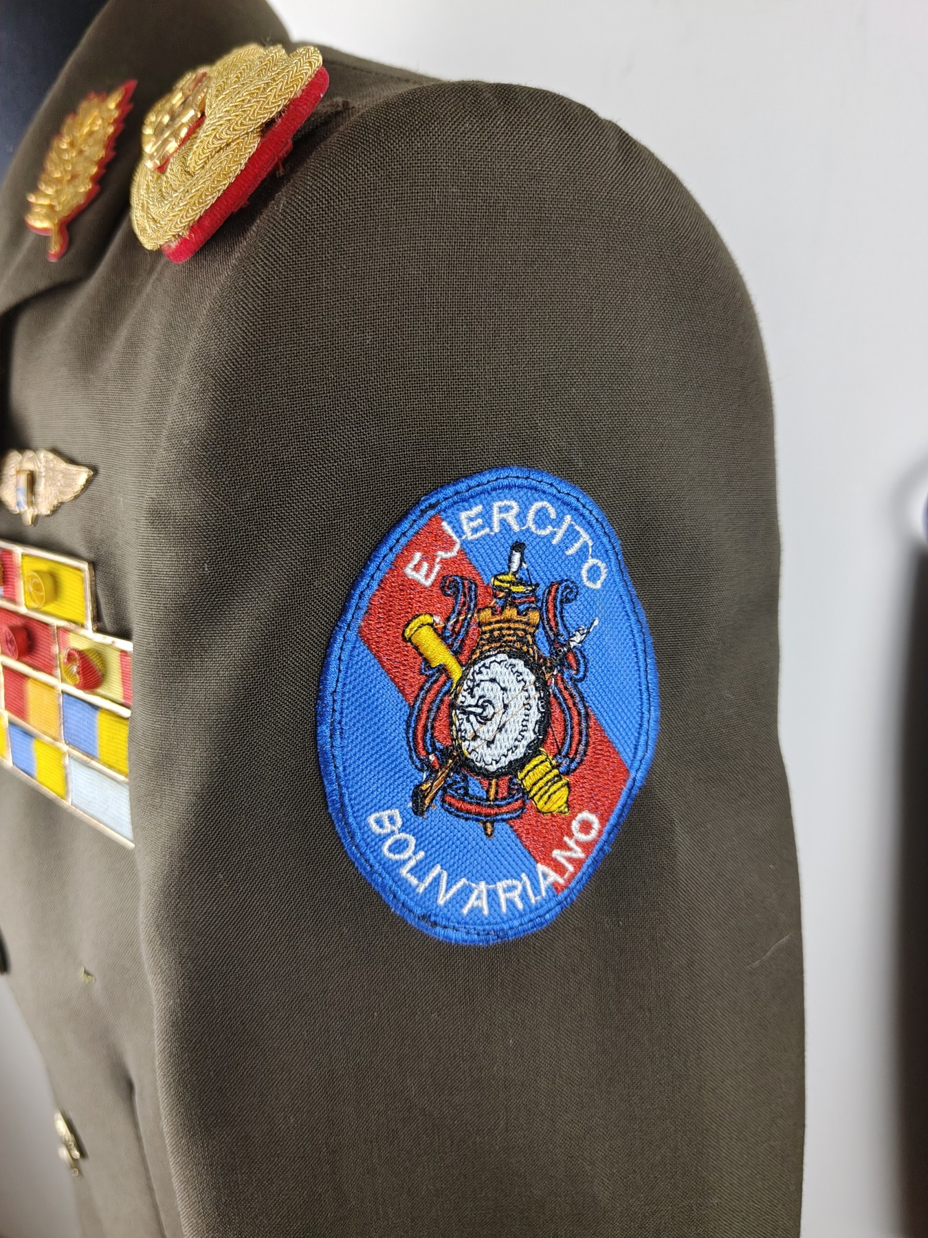 全场0元起拍 第123期 咸鱼国勋章拍卖专场 1月7日（周日）下午6：00开始 委内瑞拉将官常礼服稀少全套 图中星芒章与大檐帽为参考不算在内 胸围98 肩宽44 衣长76 袖长59 腰围84 裤长99