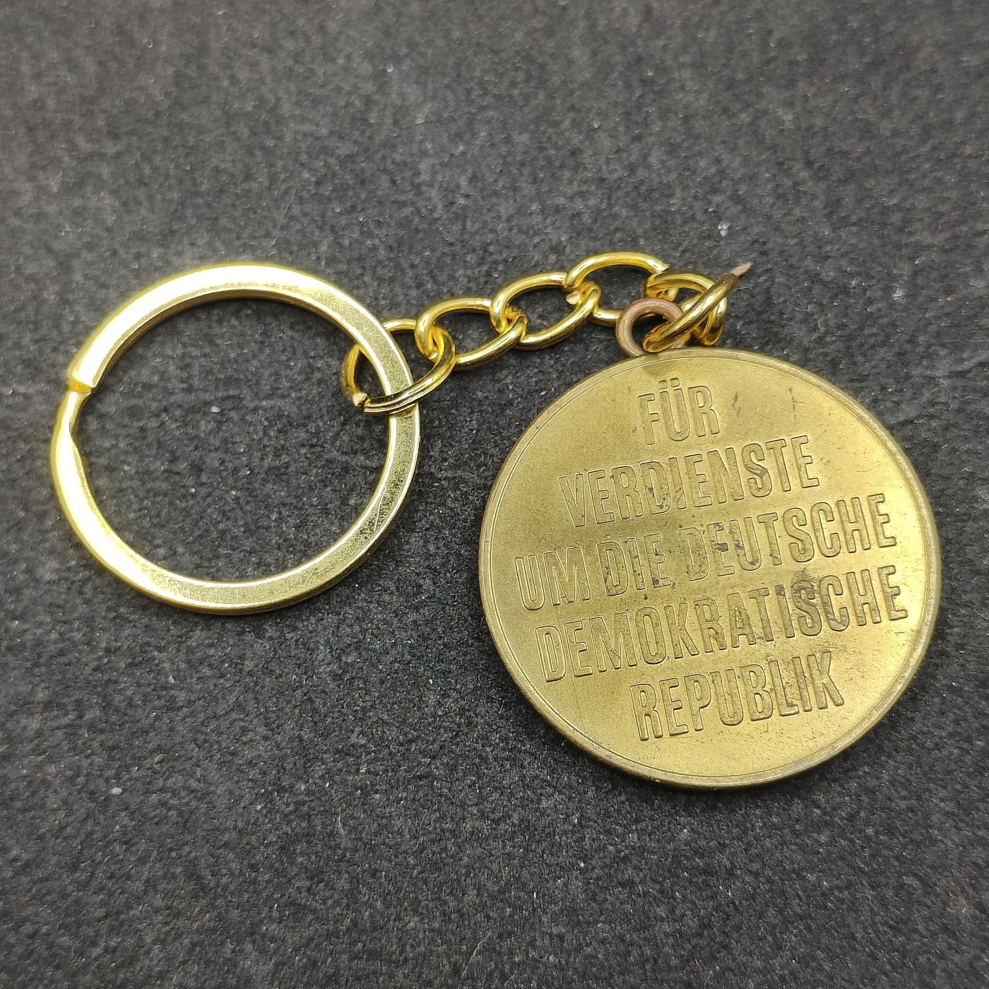 全场0元起拍 第123期 咸鱼国勋章拍卖专场 1月7日（周日）下午6：00开始 东德纪念章改钥匙链