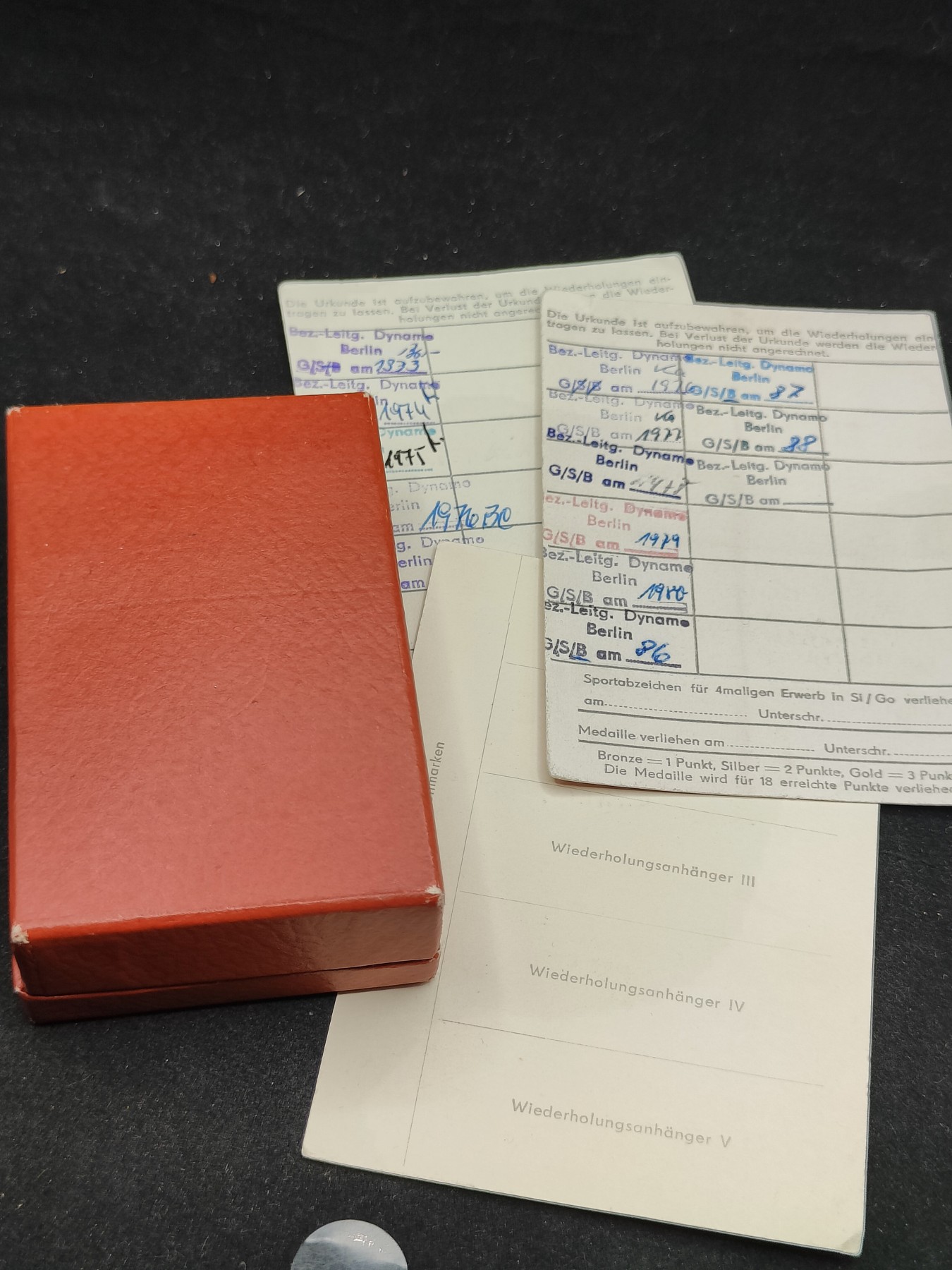 全场0元起拍 第123期 咸鱼国勋章拍卖专场 1月7日（周日）下午6：00开始 东德mfs 史塔西国安中校 金级体能章带盒略带三张证书