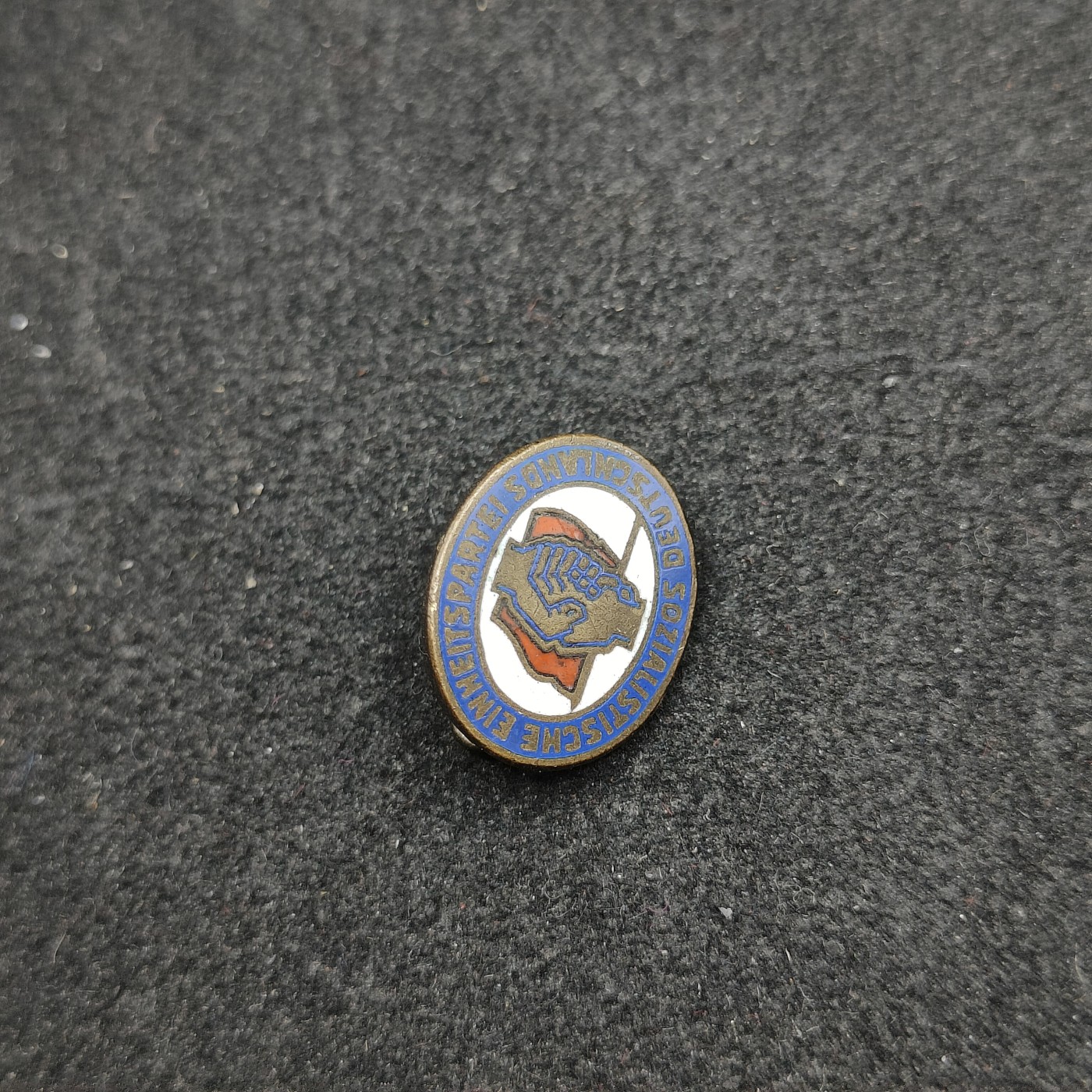 全场0元起拍 第123期 咸鱼国勋章拍卖专场 1月7日（周日）下午6：00开始 东德社会统一党珐琅党徽 早期珐琅版