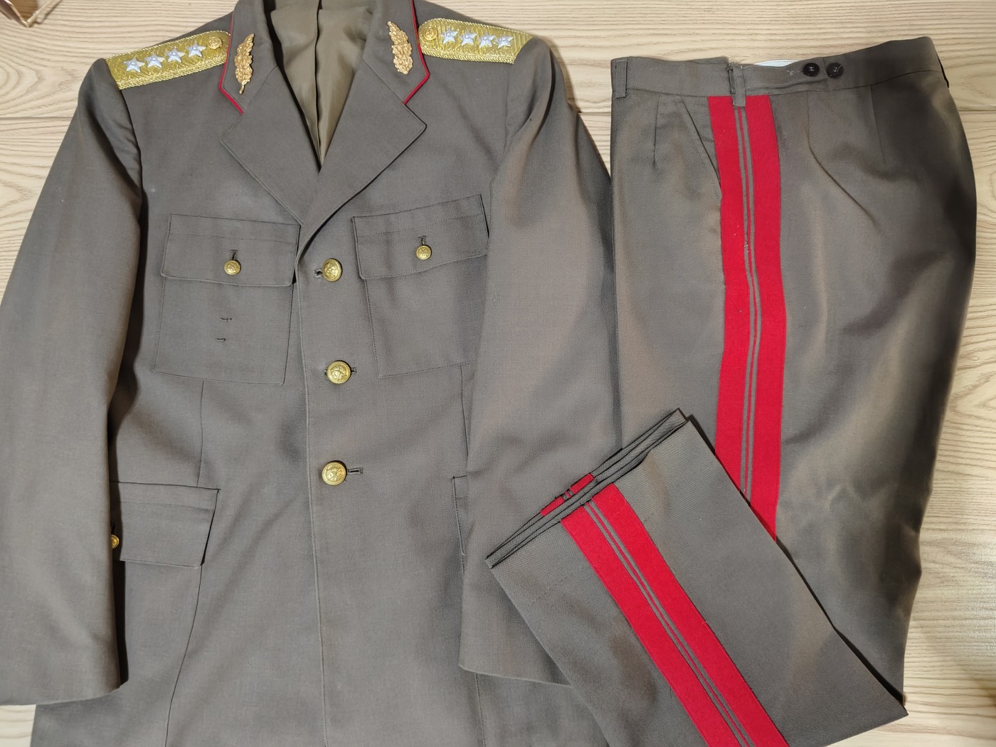 全场0元起拍 第123期 咸鱼国勋章拍卖专场 1月7日（周日）下午6：00开始 匈牙利陆军大将常服 胸围104 肩宽47 衣长78 袖长62 腰围80 裤长100 LajosCzinege齐奈盖·拉约什 匈牙利陆军大将国防部长政治局委员副总理