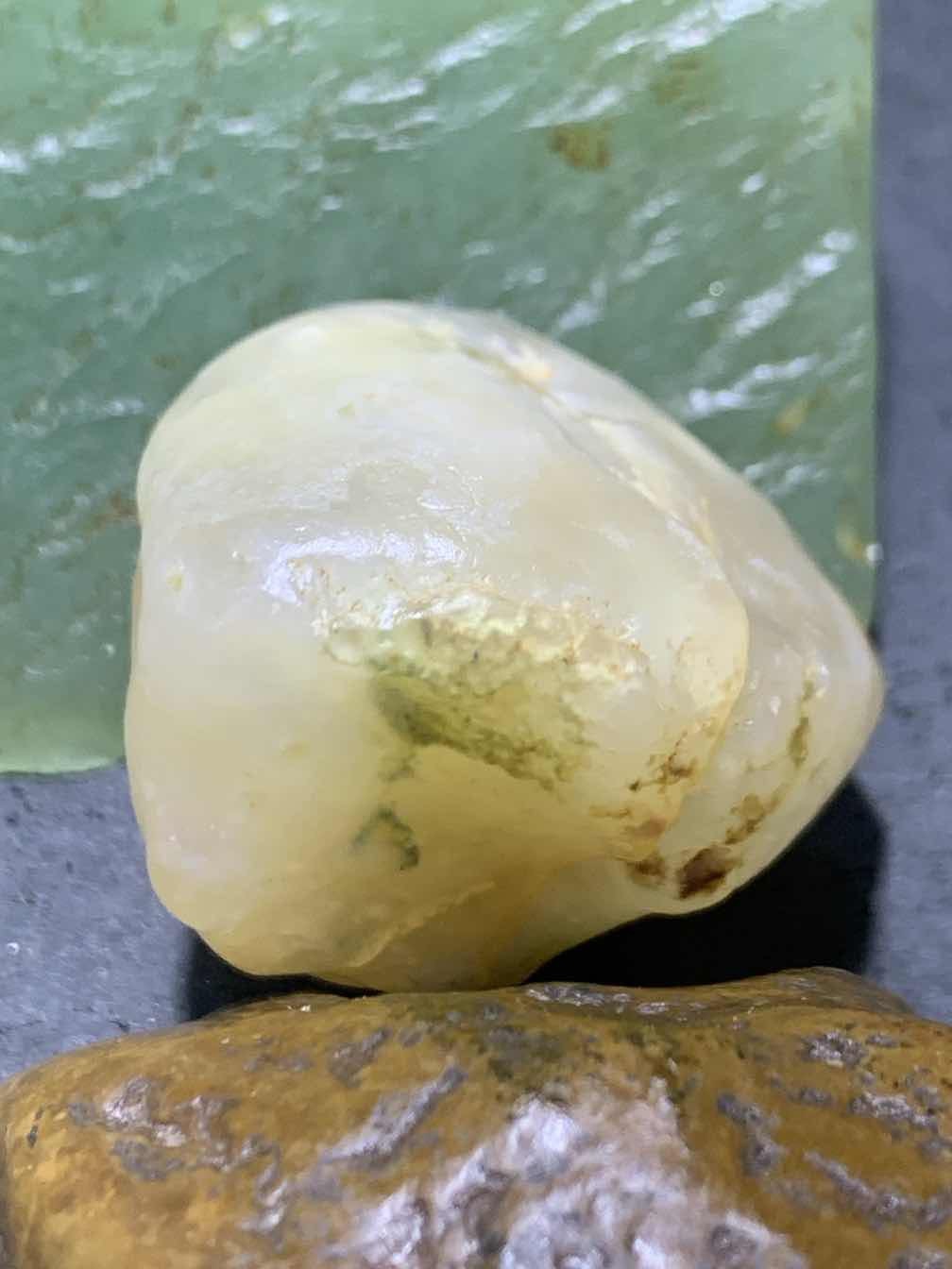 精美天然戈壁孔洞玛瑙原石一颗