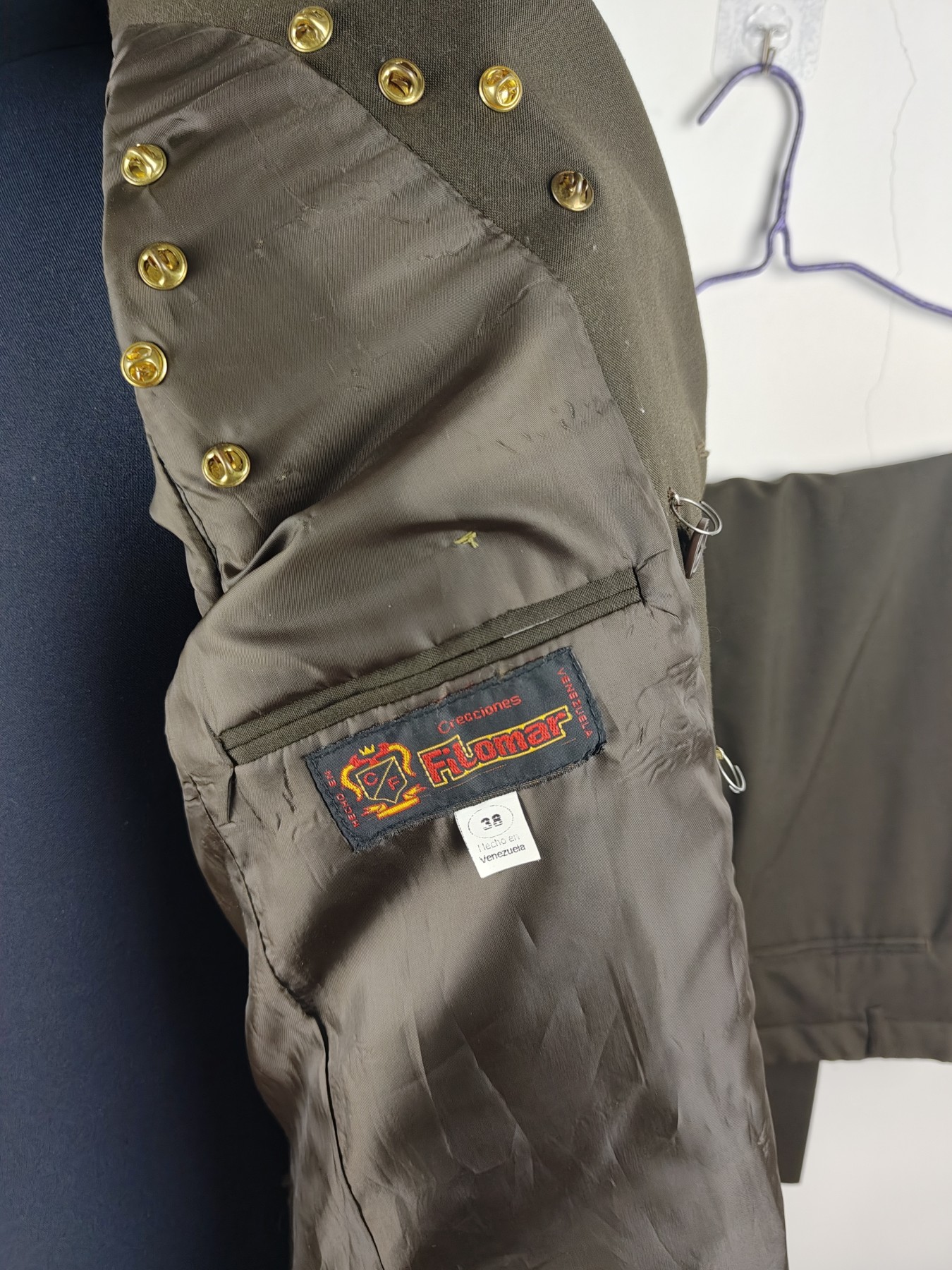 全场0元起拍 第123期 咸鱼国勋章拍卖专场 1月7日（周日）下午6：00开始 委内瑞拉将官常礼服稀少全套 图中星芒章与大檐帽为参考不算在内 胸围98 肩宽44 衣长76 袖长59 腰围84 裤长99