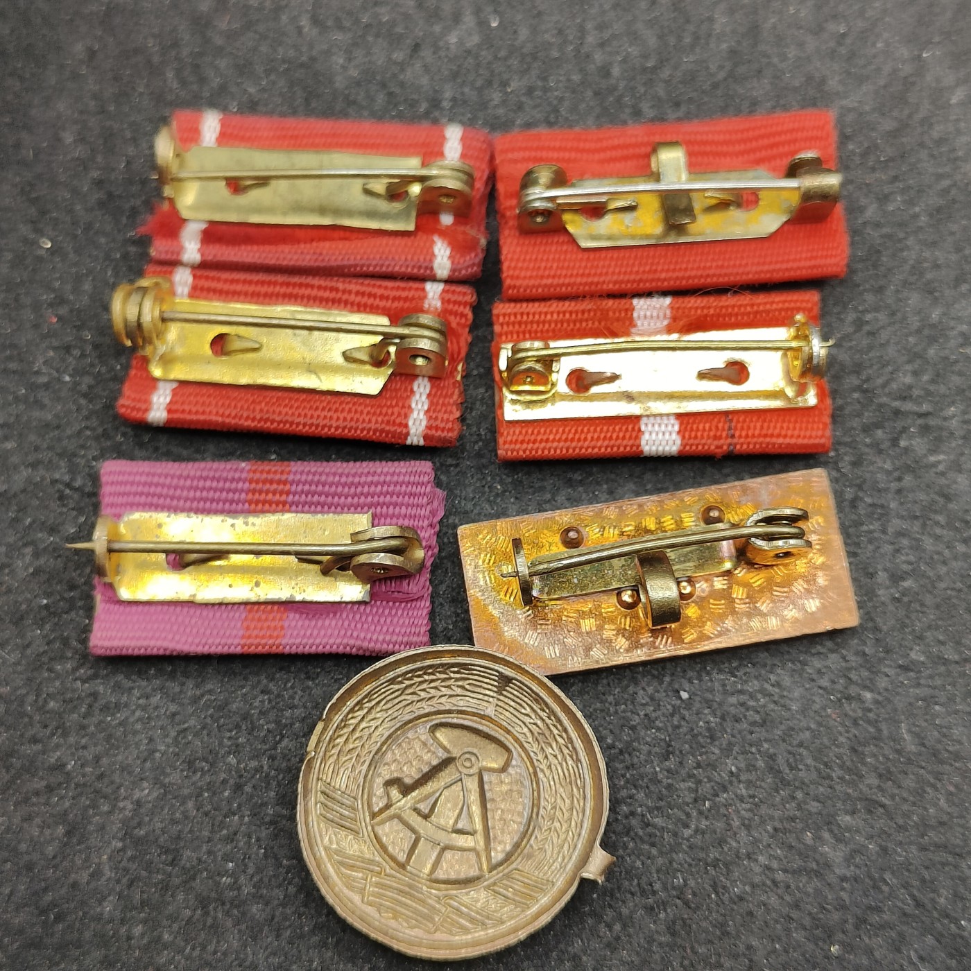 全场0元起拍 第123期 咸鱼国勋章拍卖专场 1月7日（周日）下午6：00开始 东德略帽徽一组